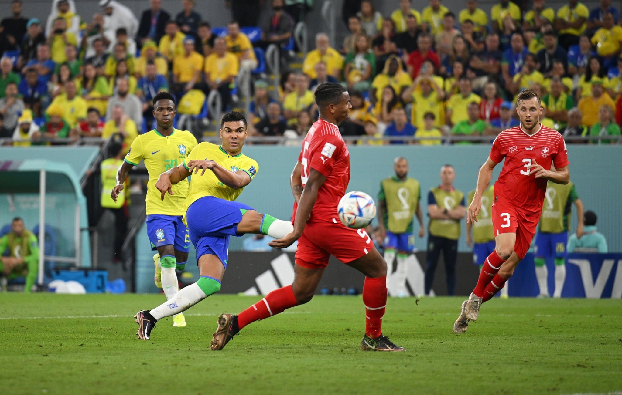 أهدى كاسيميرو منتخب البرازيل بطاقة التأهل إلى ثمن نهائي كأس العالم FIFA قطر 2022™ بتسجيله هدفاً حاسماً أمام سويسرا.
