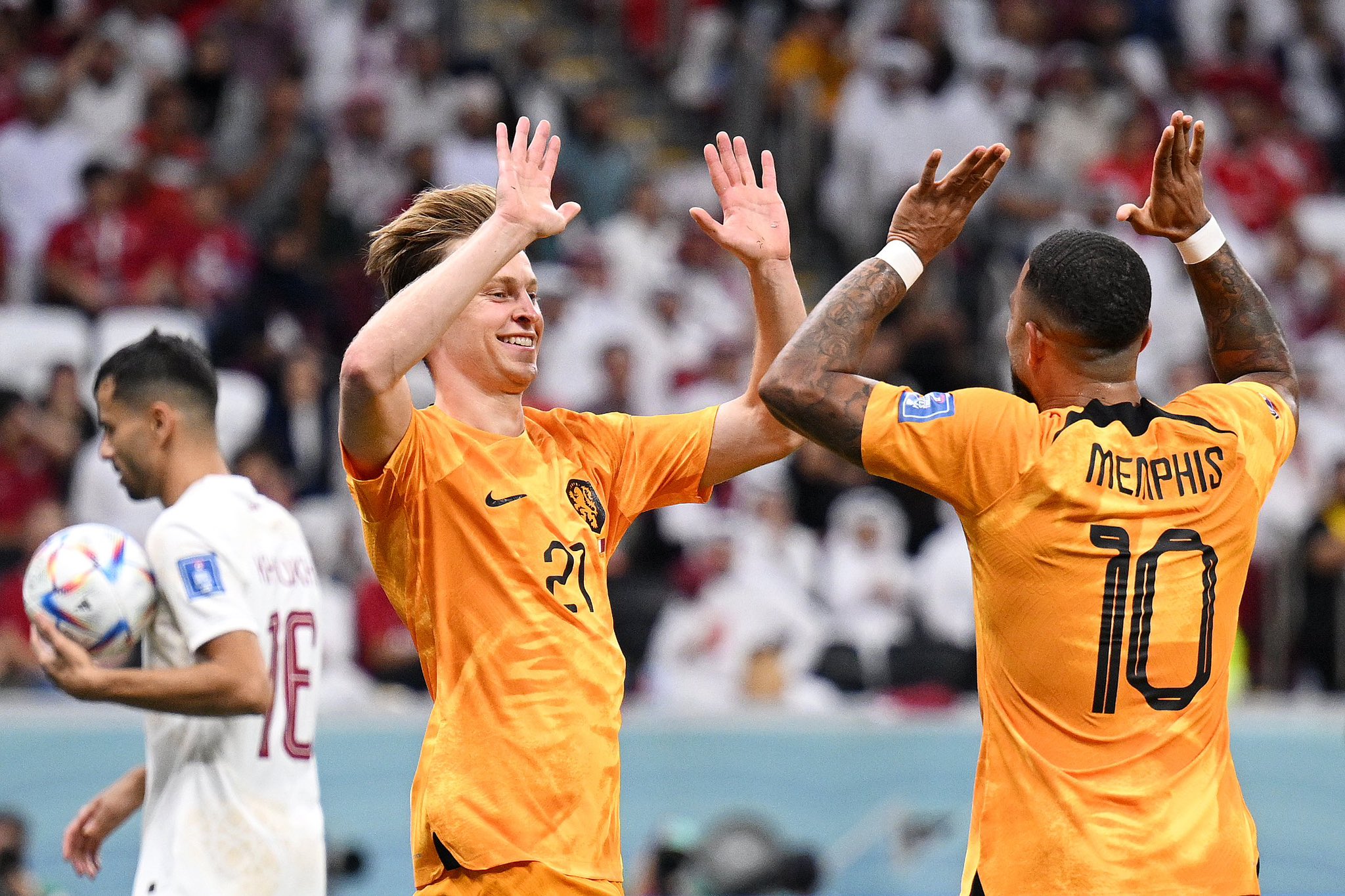 منتخب هولندا يفوز على منتخب قطر ويتأهل متصدراً إلى ثمن نهائى كأس العالم قطر 2022.