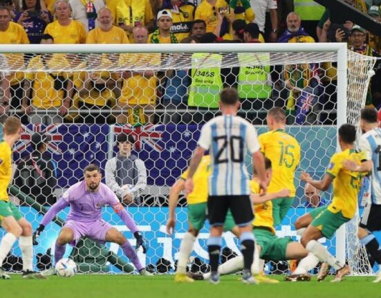 الأرجنتين تهزم استراليا (2-1) فى مباراة ميسي الألفية ضمن كأس العالم قطر 2022.