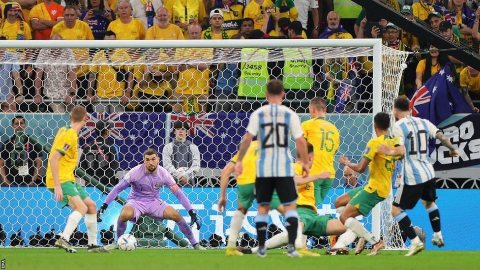 الأرجنتين تهزم استراليا (2-1) فى مباراة ميسي الألفية ضمن كأس العالم قطر 2022.