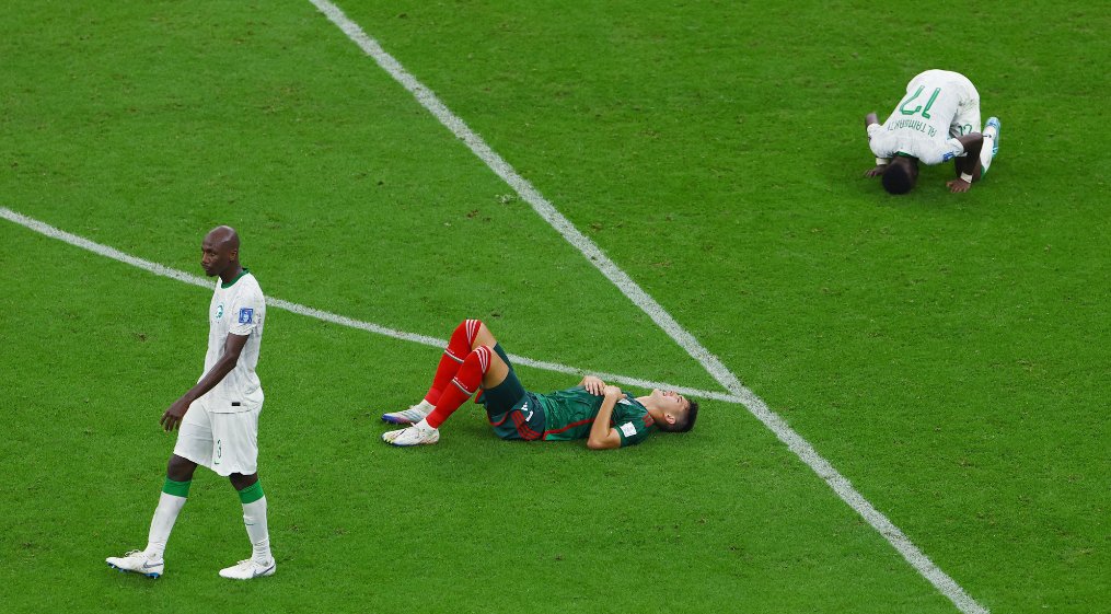 المكسيك تهزم السعودية (2-1) وتودعان سوياً كأس العالم قطر 2022.
