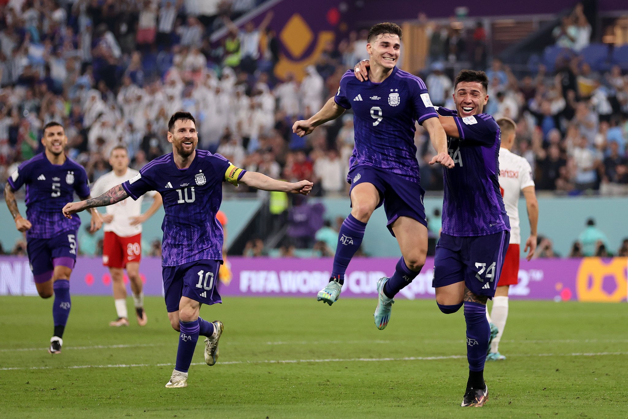 الأرجنتين تهزم بولندا بثنائية نظيفة ويصعدان سوياً إلى ثمن نهائى كأس العالم قطر 2022.