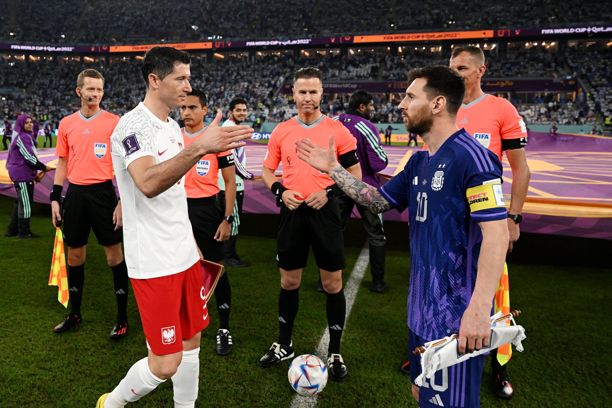  ليونيل ميسي رفقة روبرت ليفاندوفسكي قبل بداية مباراة الأرجنتين وبولندا فى كأس العالم قطر 2022.