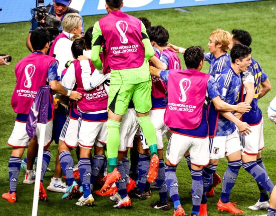 اليابان تفجر مفاجأة مدوية وتفوز على إسبانيا (2-1) ضمن منافسات كأس العالم قطر 2022.