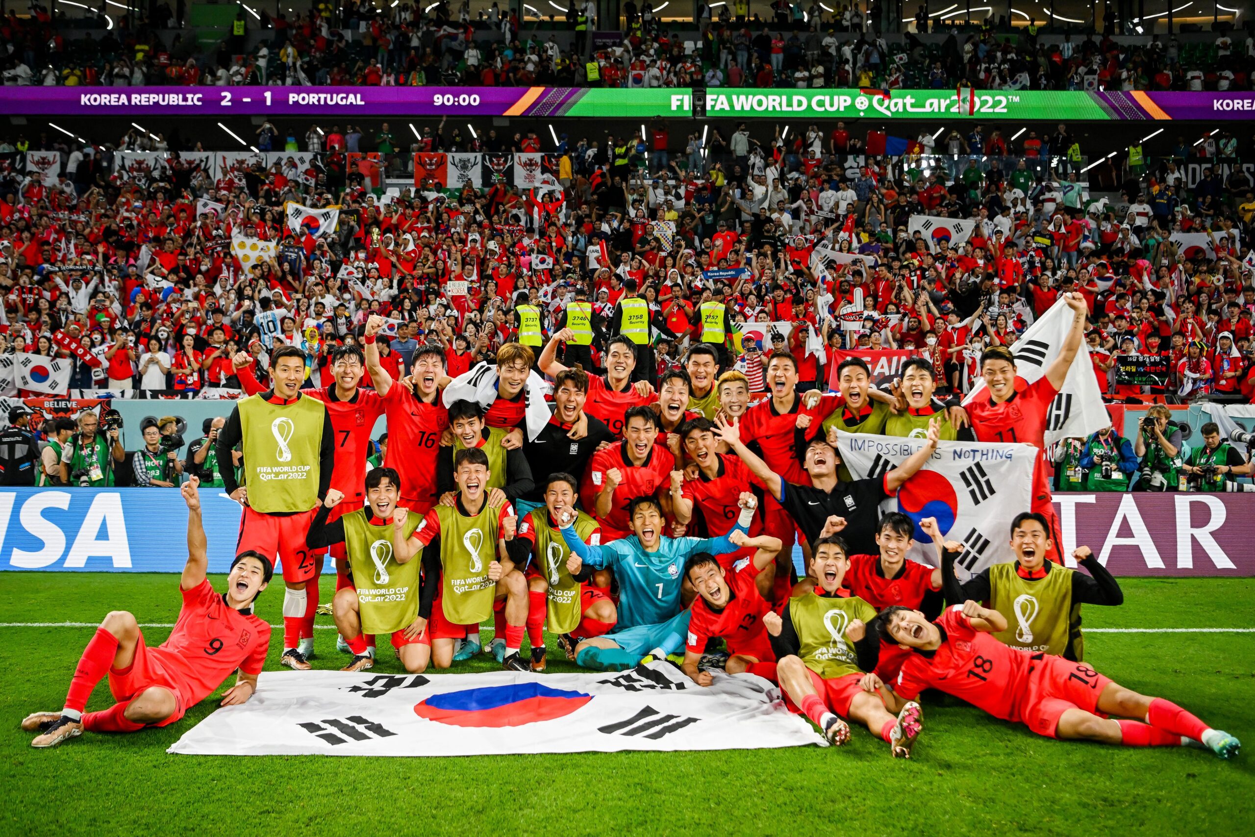 فرحة لاعبي منتخب كوريا الجنوبية بعد فوزهم على البرتغال والتأهل إلى ثمن نهائى كأس العالم.