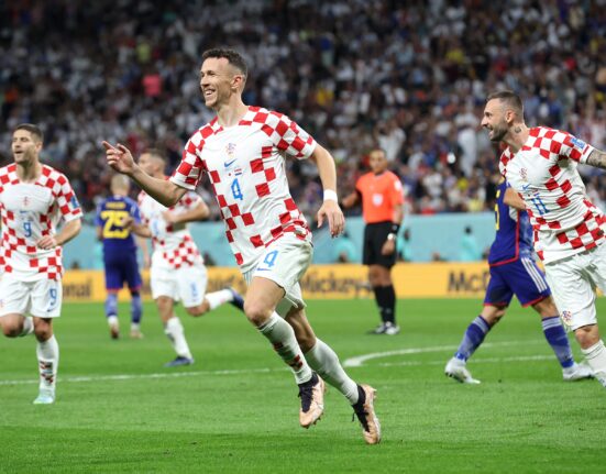 كرواتيا تهزم اليابان بركلات الترجيح وتصعد إلى ربع نهائي كأس العالم قطر 2022.