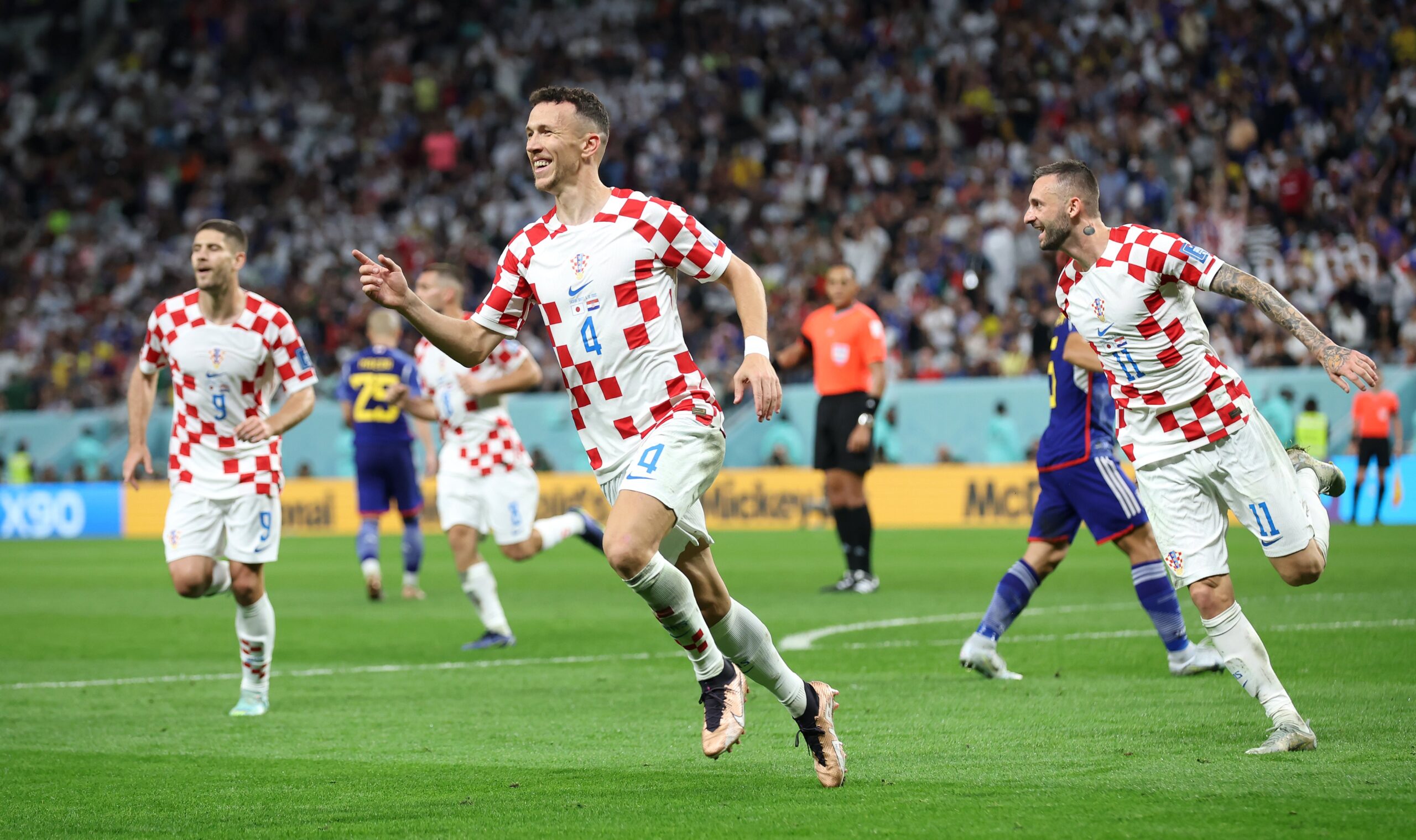 كرواتيا تهزم اليابان بركلات الترجيح وتصعد إلى ربع نهائي كأس العالم قطر 2022.