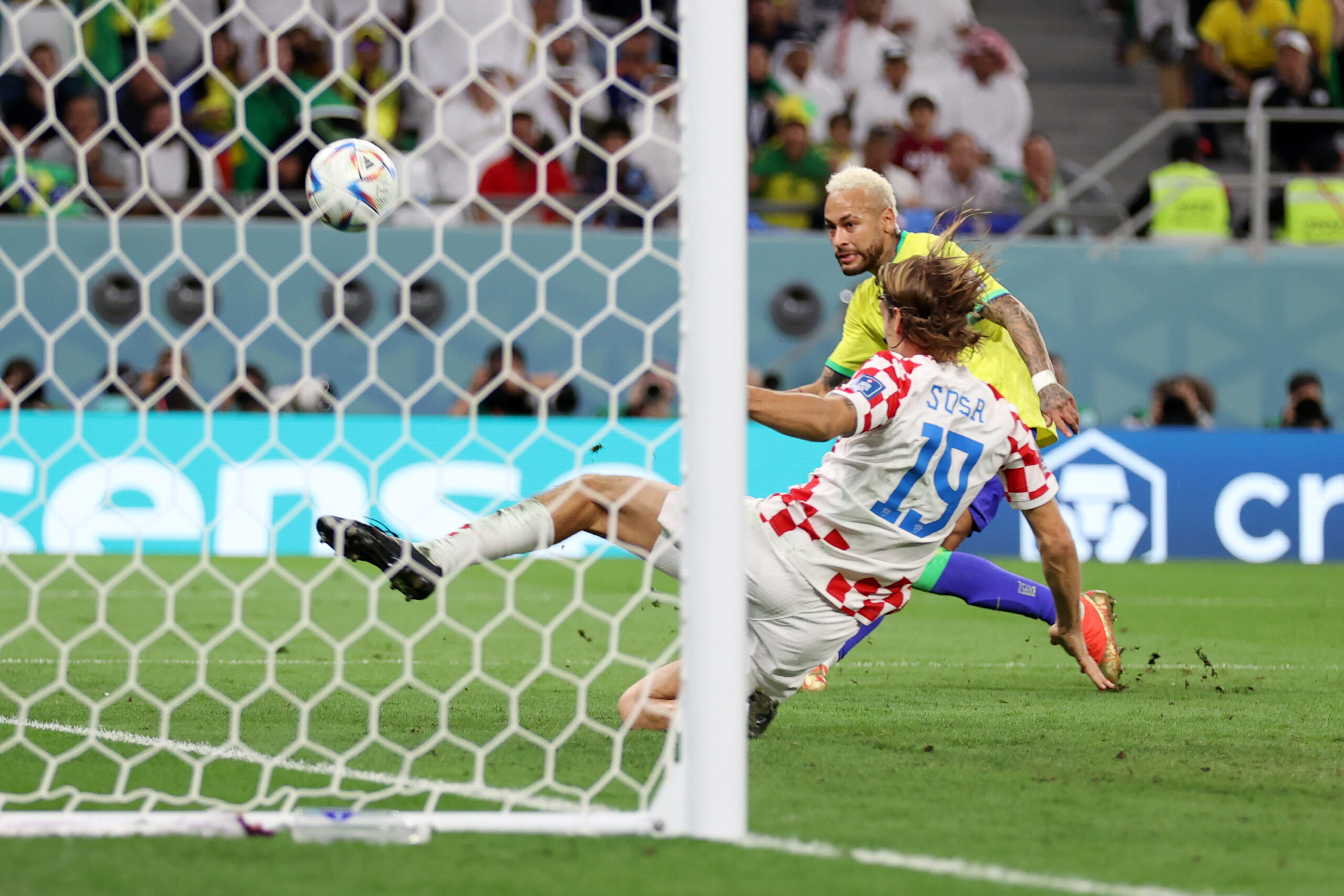 لحظة تسجيل نيمار هدف البرازيل ضد منتخب كرواتيا فى ربع نهائي كأس العالم قطر 2022.