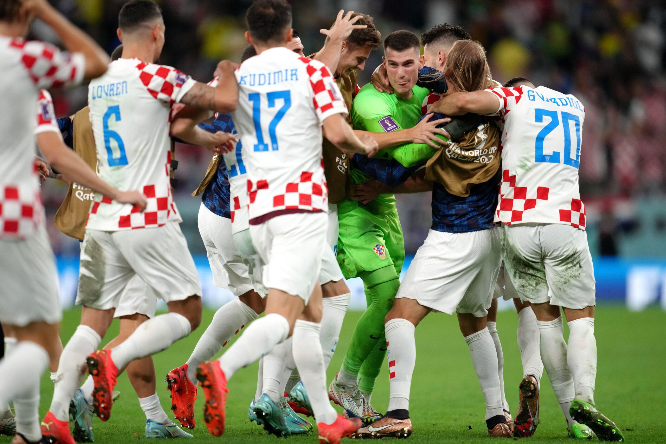فرحة لاعبي كرواتيا بالحارس دومينيك ليفاكوفتش، الذي صد ركلة رودريغو، حيث انتهت الركلات بنتيجة 4-2 لكرواتيا.